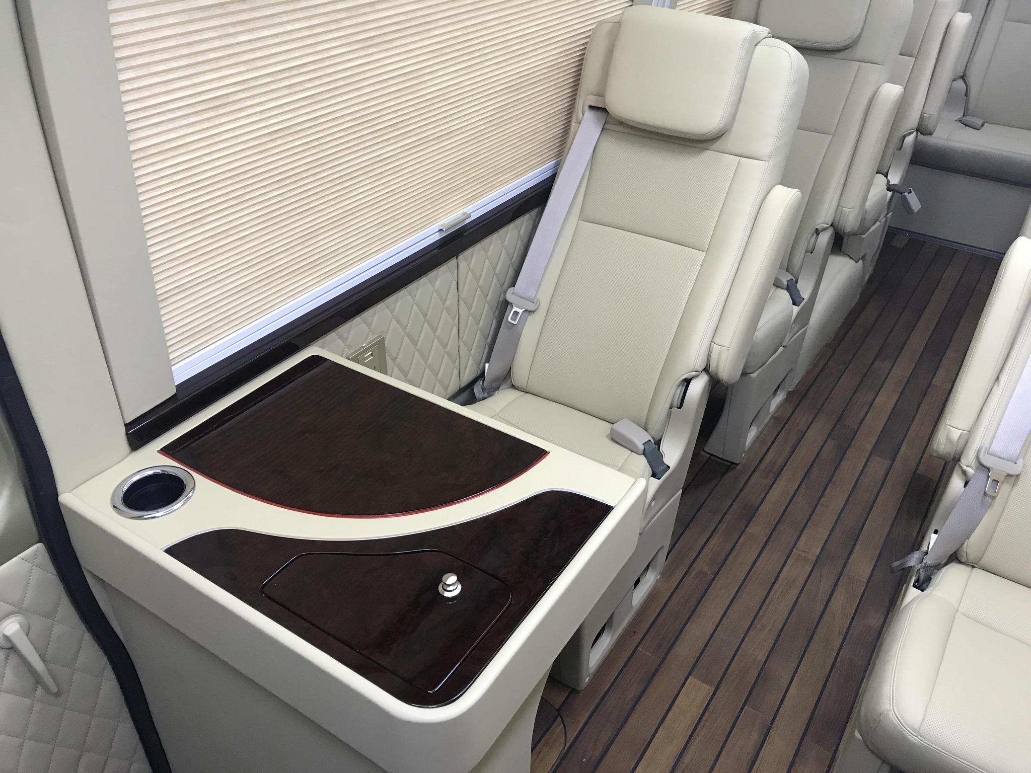 普通大巴车被赋予特殊功能，领导出行首选座驾，内饰辣眼配双人床