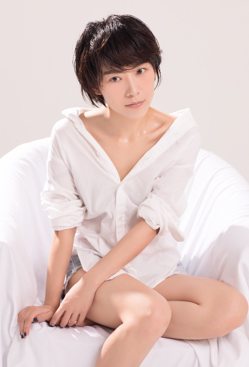 前段时间大热的网剧《白夜追凶》不仅潘粤明火了,还火了搭档的女演员