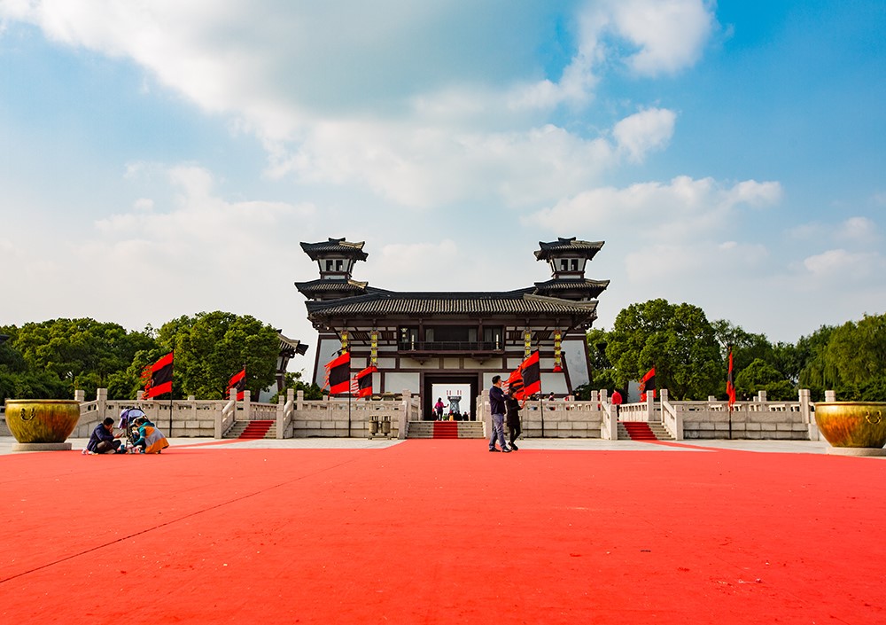无锡三国影视城,是中国首创的大规模影视拍摄和旅游基地.