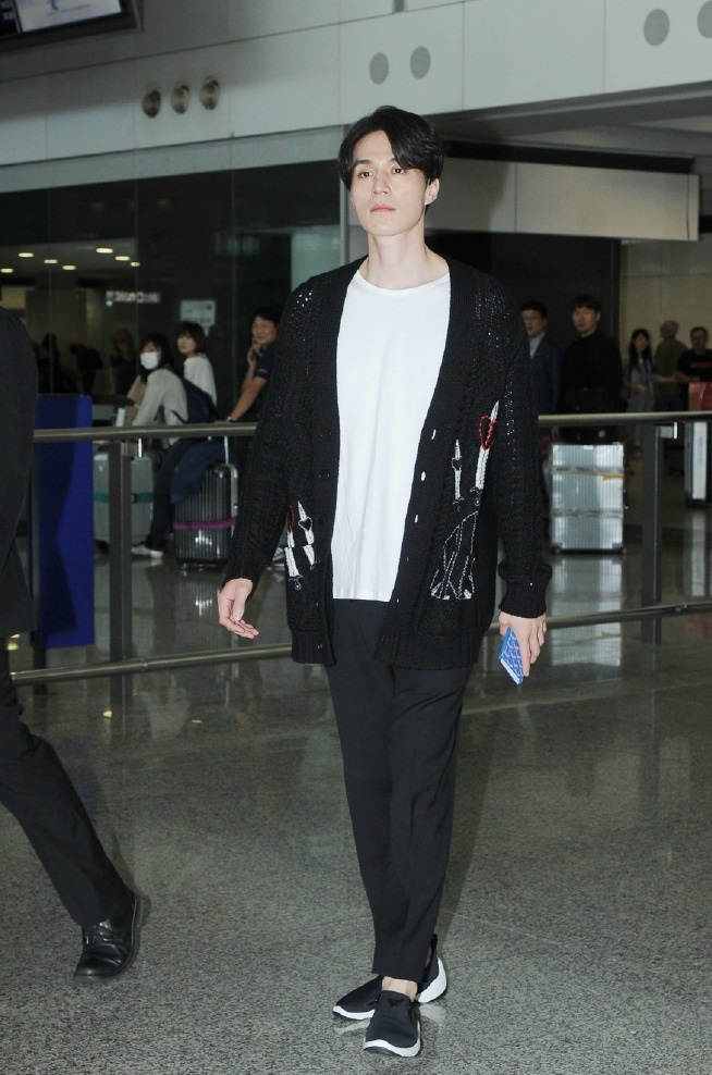 李东旭现身香港机场,针织衫运动鞋休闲风十足,比v萌萌哒