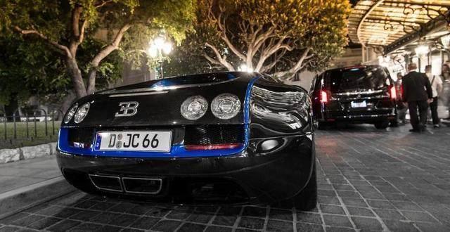 4000万布加迪逛摩纳哥, 车牌太显眼,一看就知道车主的身份不简单!