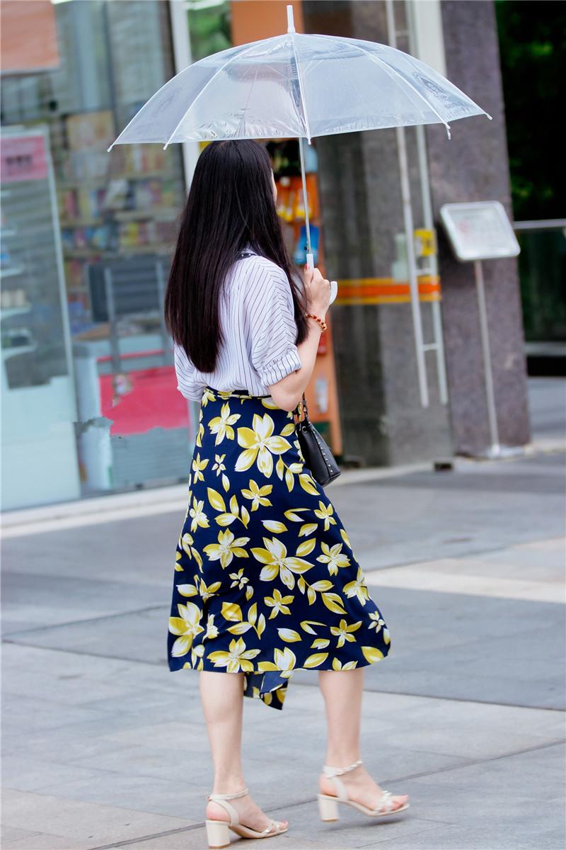 路人街拍,优雅的衬衫花裙美女,笑得很是甜蜜