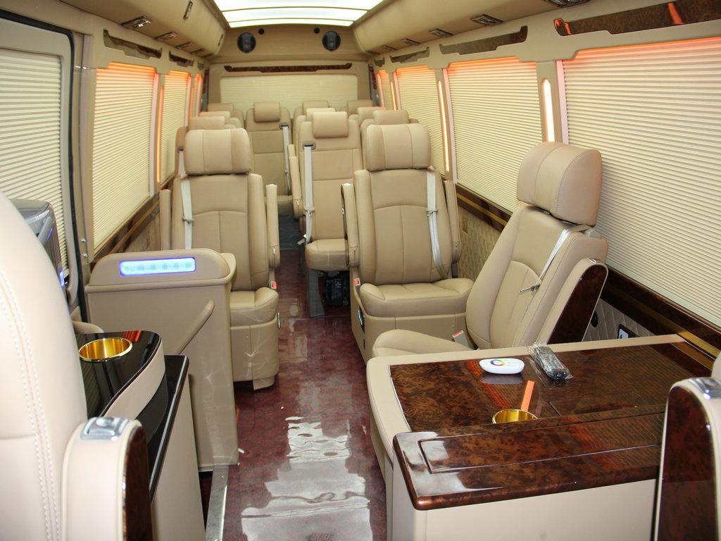 普通大巴车被赋予特殊功能，领导出行首选座驾，内饰辣眼配双人床