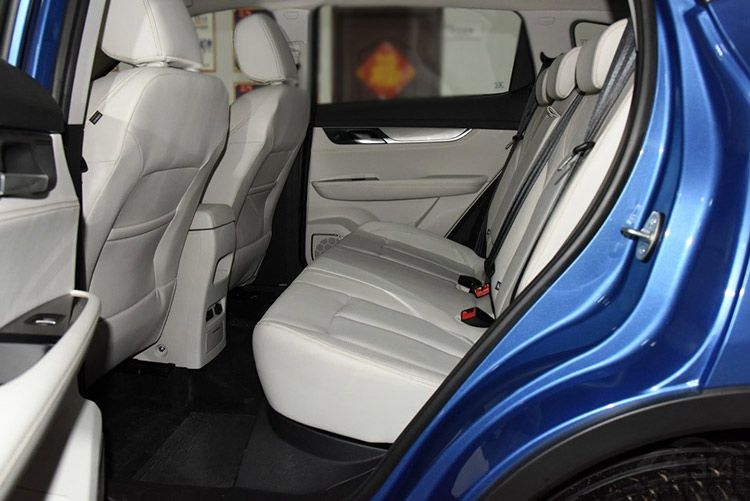 落地只要8万！年底入手最划算的三款SUV，五年保养不花钱