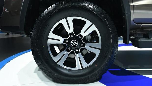 路遇土豪 “猛禽”婚车够霸气，可一打听，这车居然才卖10万出头