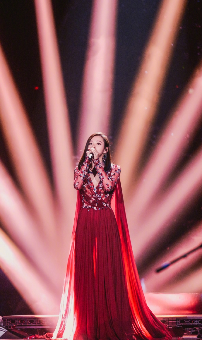 张靓颖舞台上穿的最美的一套礼服,你被惊艳到了么?