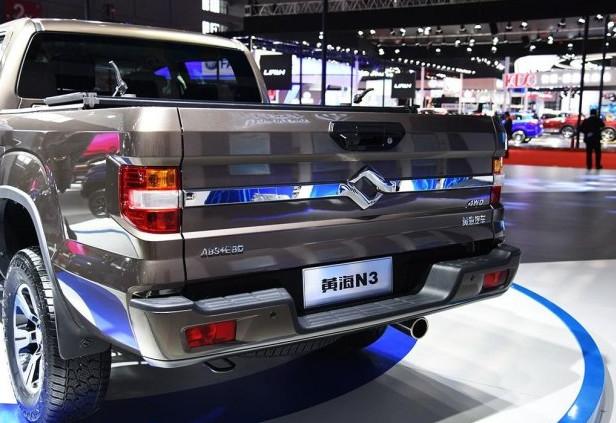 路遇土豪 “猛禽”婚车够霸气，可一打听，这车居然才卖10万出头