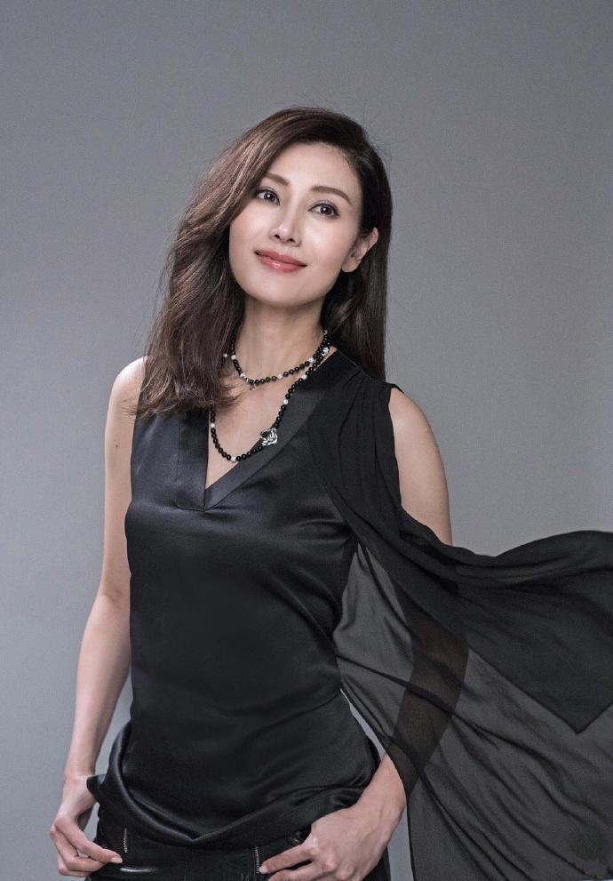 李嘉欣公益写真曝光被赞人美心善
