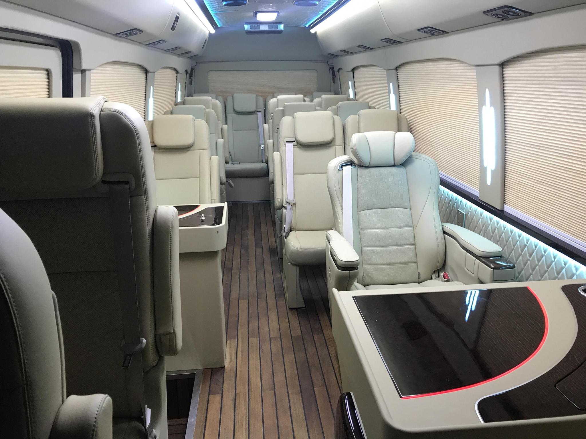 普通大巴车被赋予特殊功能，领导出行首选座驾，内饰辣眼配双人床