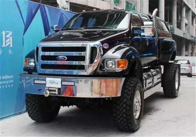 福特f650是一款介于suv和越野皮卡之间的一款车型,福特f650分为民用版