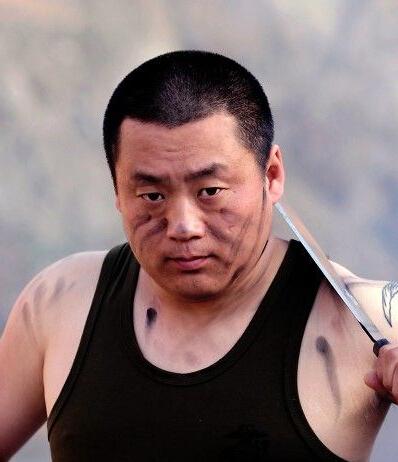 老婆跟着他住10年地下室,今成名给老婆买豪华大别墅|宋晓峰|别墅|老婆