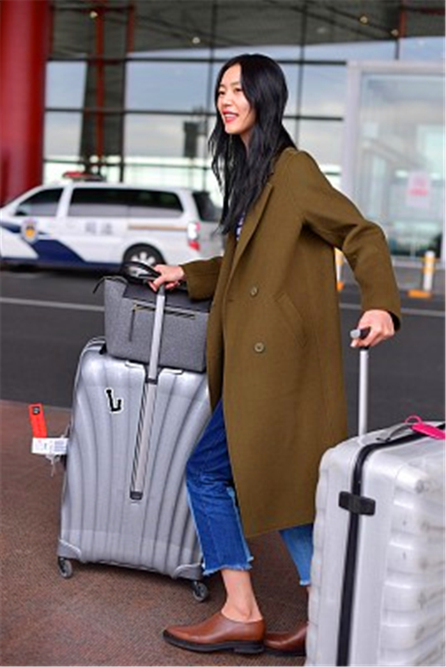 大表姐刘雯机场推二个行李箱,网友:女汉子气息十足