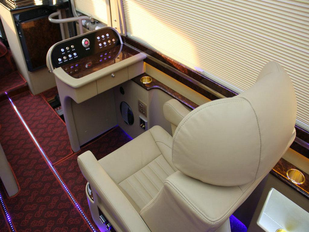 普通大巴车被赋予特殊功能，领导出行首选座驾，内饰辣眼配双人床