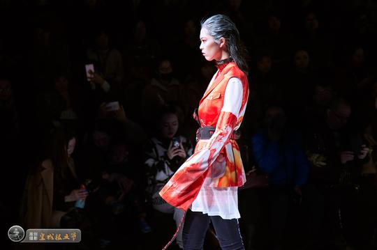 中国国际时装周：最引人瞩目的时尚盛宴 时装周T台精彩瞬间