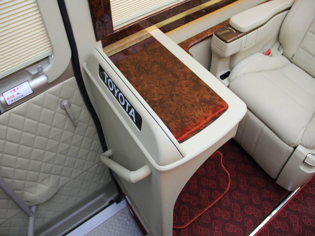 普通大巴车被赋予特殊功能，领导出行首选座驾，内饰辣眼配双人床