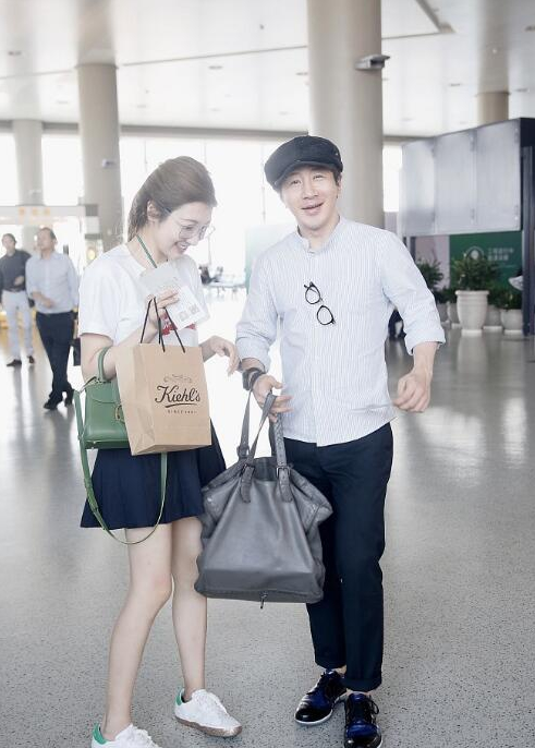 41岁的刘谦整容失败,昔日魔术小王子容貌大变,妻子在一旁像女儿