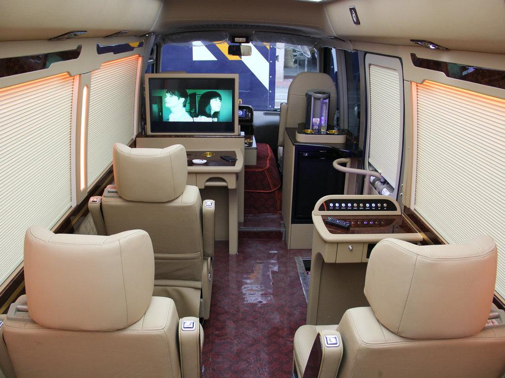 普通大巴车被赋予特殊功能，领导出行首选座驾，内饰辣眼配双人床