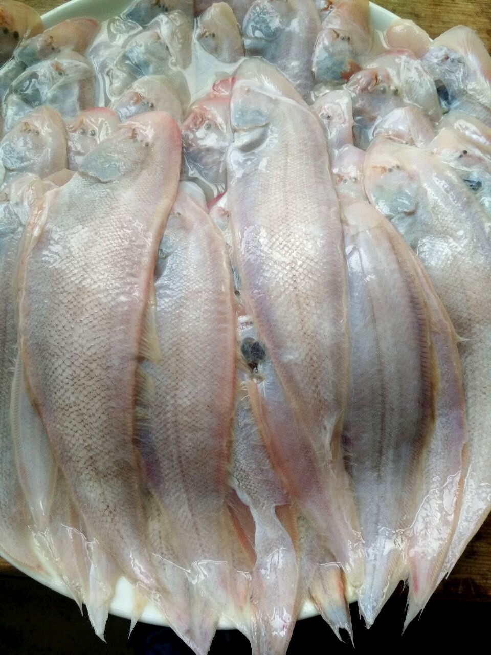 上街赶集,看到小踏板鱼不错,四元一斤,就买了十元钱的,买海鲜的老汉