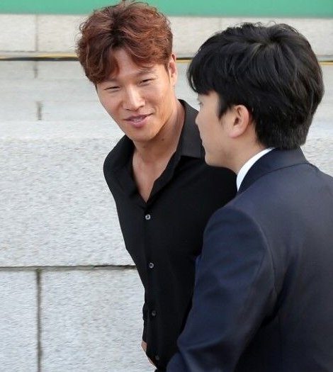 金钟国好友赵寅成(《卑劣的街头》《没关系,是爱情啊》《the king》