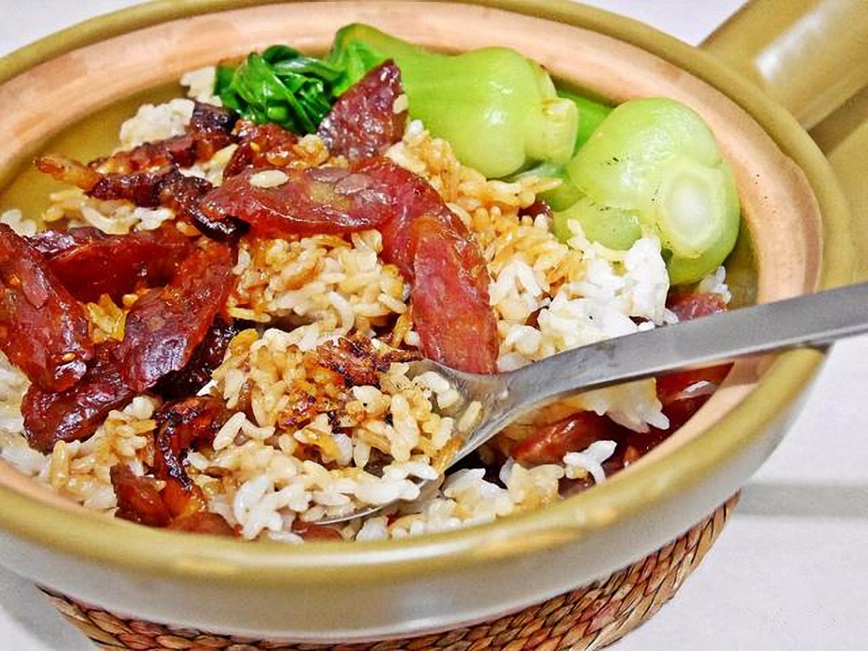 在家制作香喷喷的正宗广式腊味煲仔饭 好吃就在这关键的一个步骤