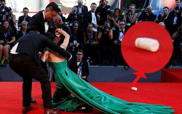 中国女星走红毯摔倒随身摔出吸奶器真的丢人