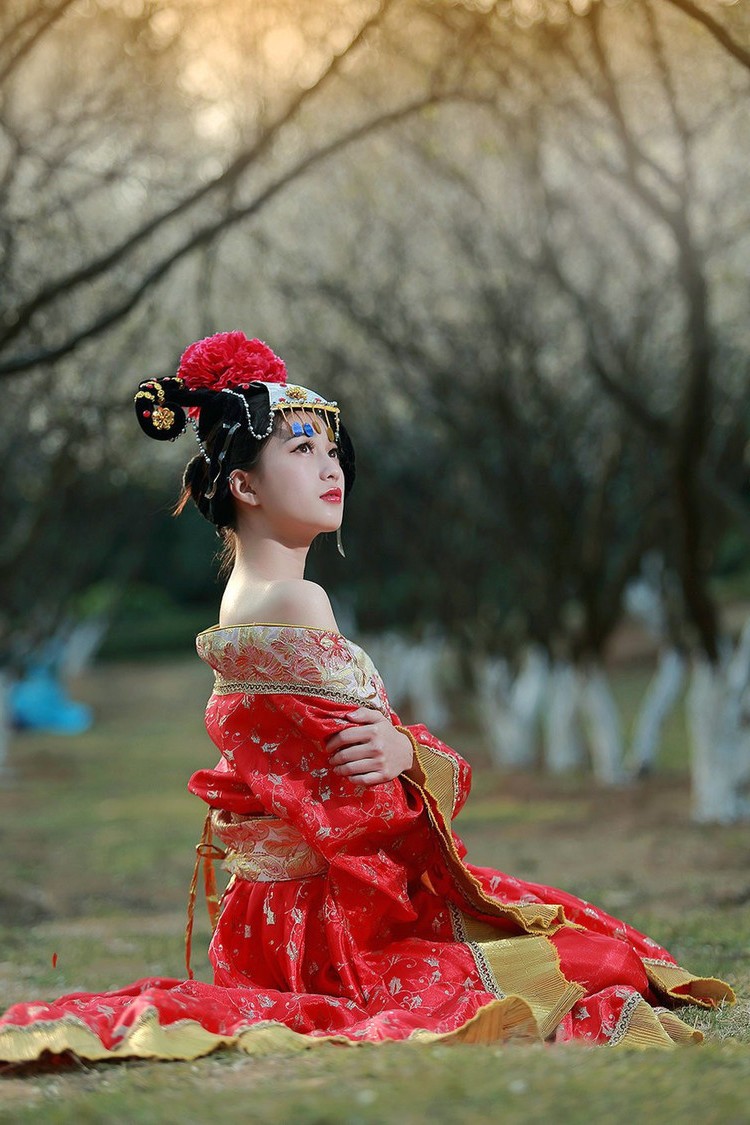 梅花园树下的红色古韵唐装美女!