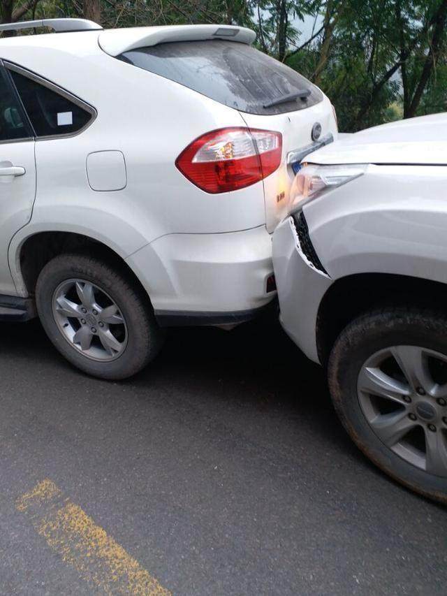 男子过年开哈弗h9去女朋友家,路中撞上比亚迪,下车一看很尴尬