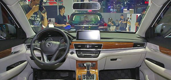 这SUV车标比肩跃马法拉利，内饰像低配版宝马，居然才6万起