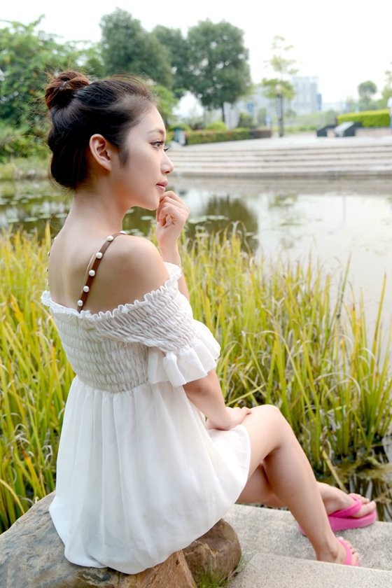 郊外里一个清纯漂亮的可爱姑娘!