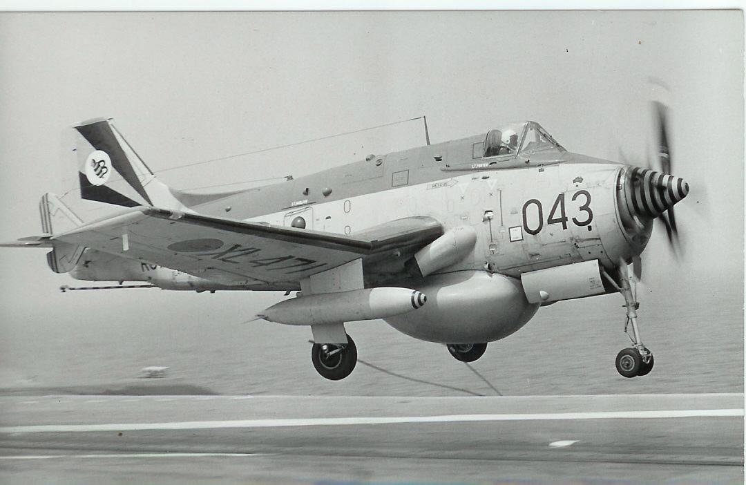 英国在引进ad系列雷达警戒机后,利用塘鹅反潜机研制了自己的舰载预警