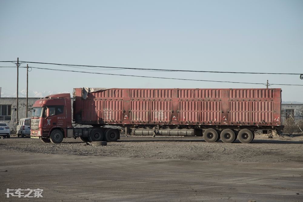 这里被称为超载的天堂,车厢加长加宽,不挂牌照,百吨王随处可见
