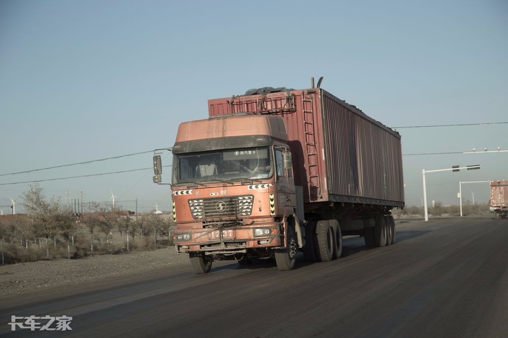 这里被称为超载的天堂,车厢加长加宽,不挂牌照,百吨王随处可见