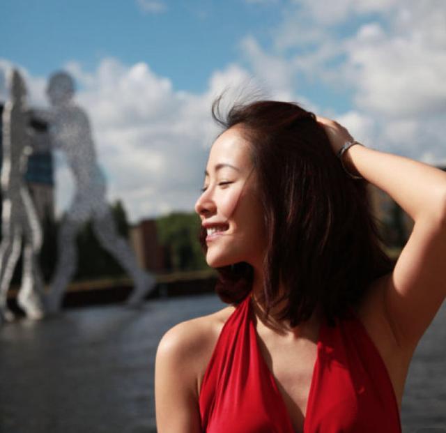 热心公益气质绝佳的江一燕,她是娱乐圈摄影最棒的女明星