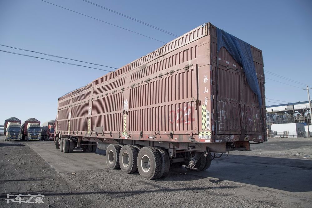 这里被称为超载的天堂,车厢加长加宽,不挂牌照,百吨王随处可见