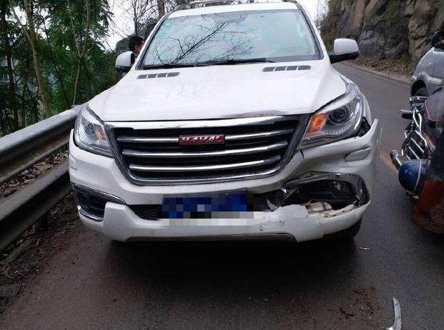 男子过年开哈弗h9去女朋友家,路中撞上比亚迪,下车一看很尴尬