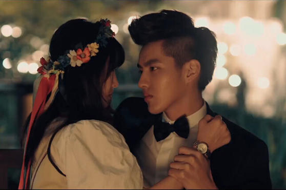 吴亦凡和王丽坤拥抱照片