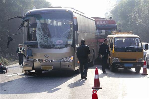 有一种事故叫二次事故，在高速路上追尾了，你会这么做吗？