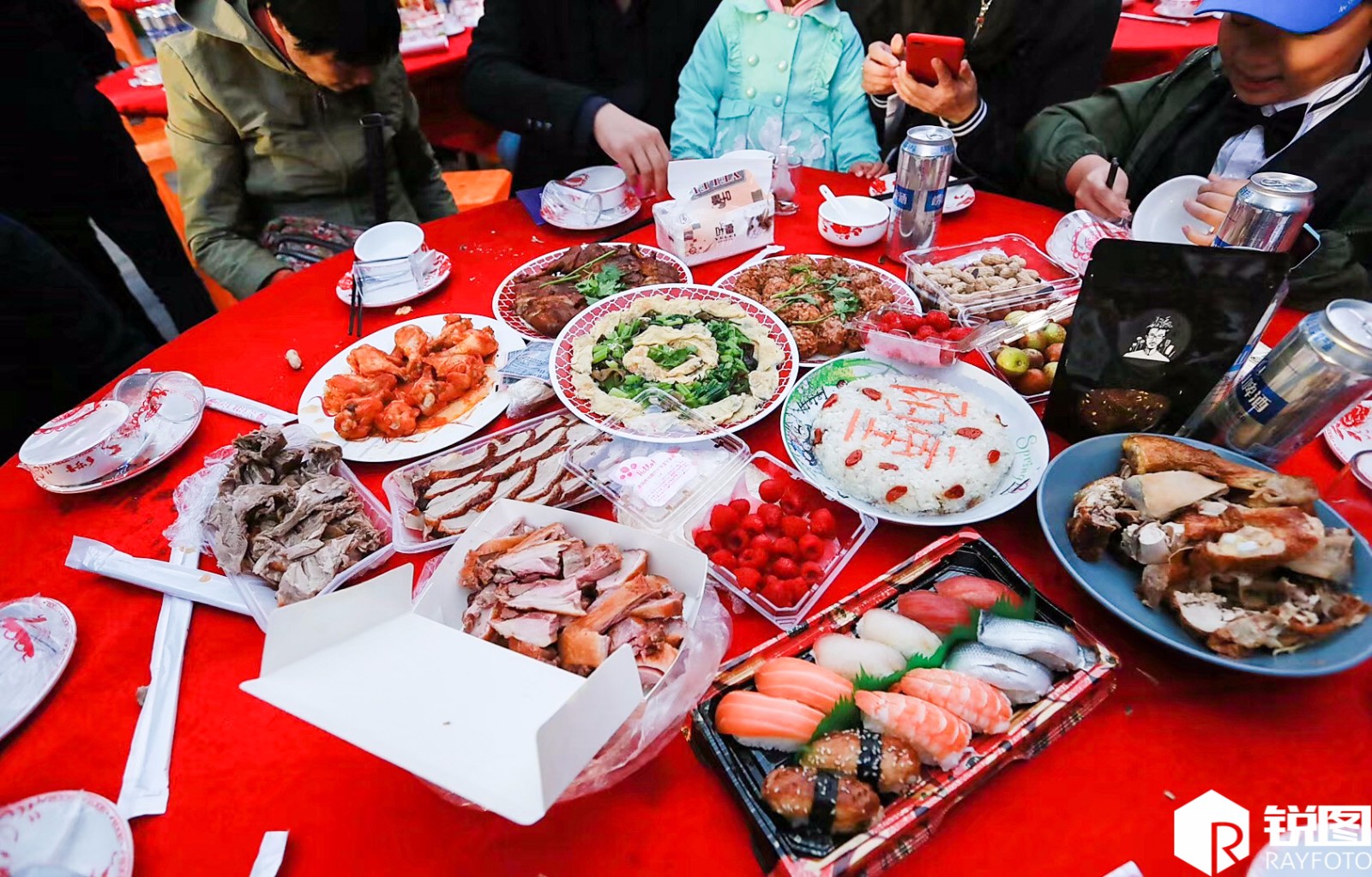 现代小区的百家宴:参加者每人带一个菜 摆了54桌