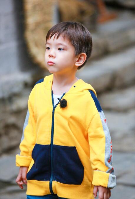 嗯哼 近期《爸爸去哪儿》中,嗯哼再次离开爸爸一个人完成任务,然而嗯