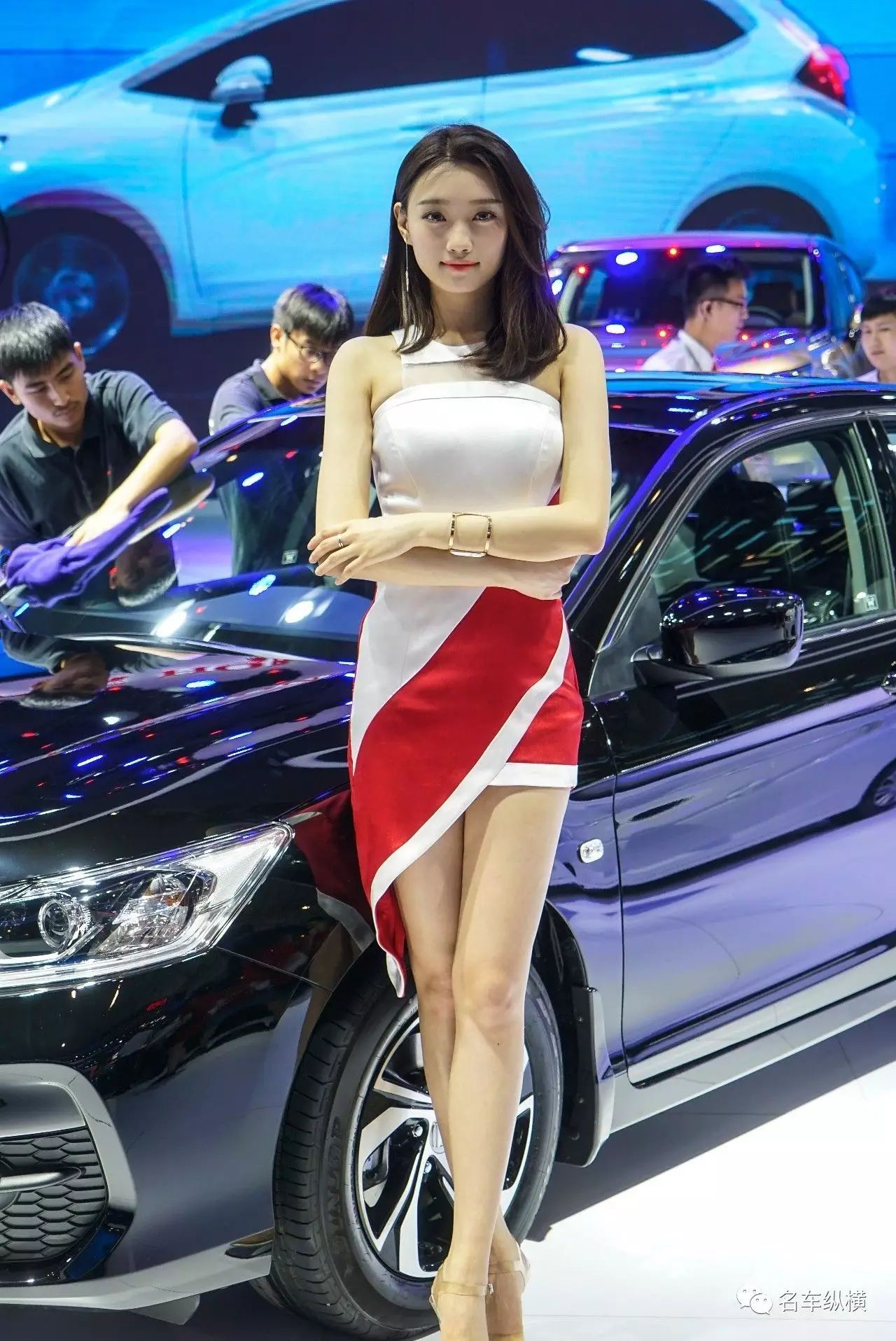 "爸爸,成都车展上的小姐姐们都好漂亮啊""嗯,我也觉得"