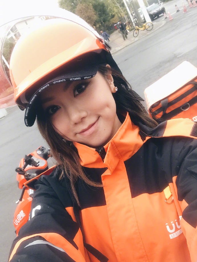 邓紫棋晒快递员自拍,骑自行车超接地气