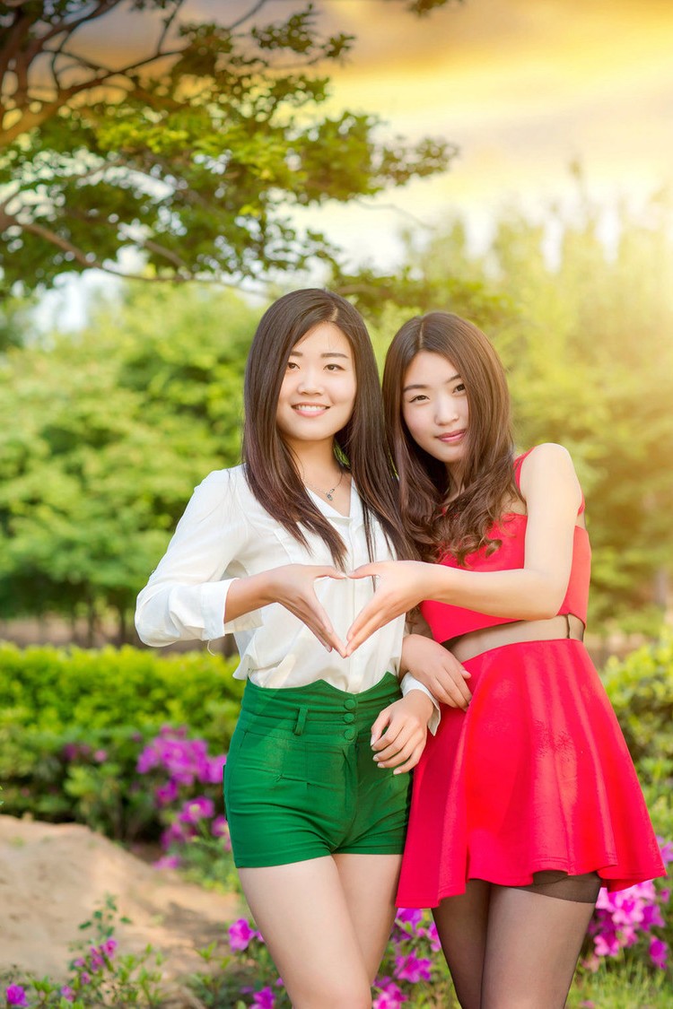 阳光下两个笑容甜美的好闺蜜-景美人也美!