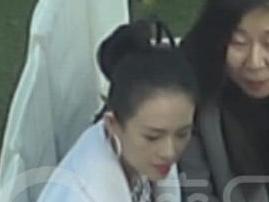 章子怡现身宋慧乔婚礼,白色外套造型,航拍都美