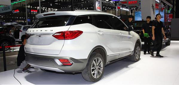 这SUV车标比肩跃马法拉利，内饰像低配版宝马，居然才6万起