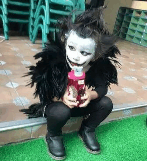 去年万圣节的"无脸男"小女孩, 今继续扮《死亡笔记》的"琉克"