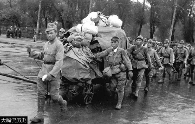苏联红军出兵东北打日本珍贵老照片东北人民夹道欢迎