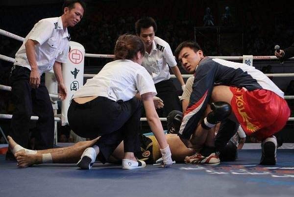 上官鹏飞的对手武警崔飞丧失武德,当他第一拳击中上官后脑时.