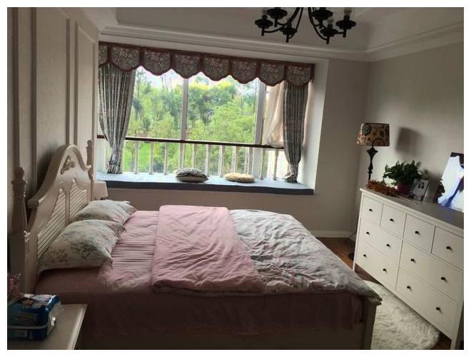 在卧室里面,有一个这样大的窗户,真的是很难得的,然后也设计成这么