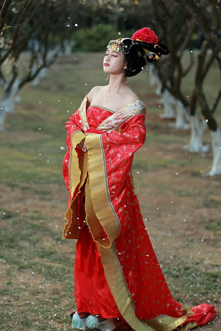 梅花园树下的红色古韵唐装美女!