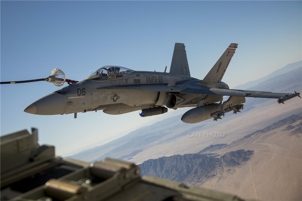 而这次训练加油的对象就是一架fa-18c大黄蜂.